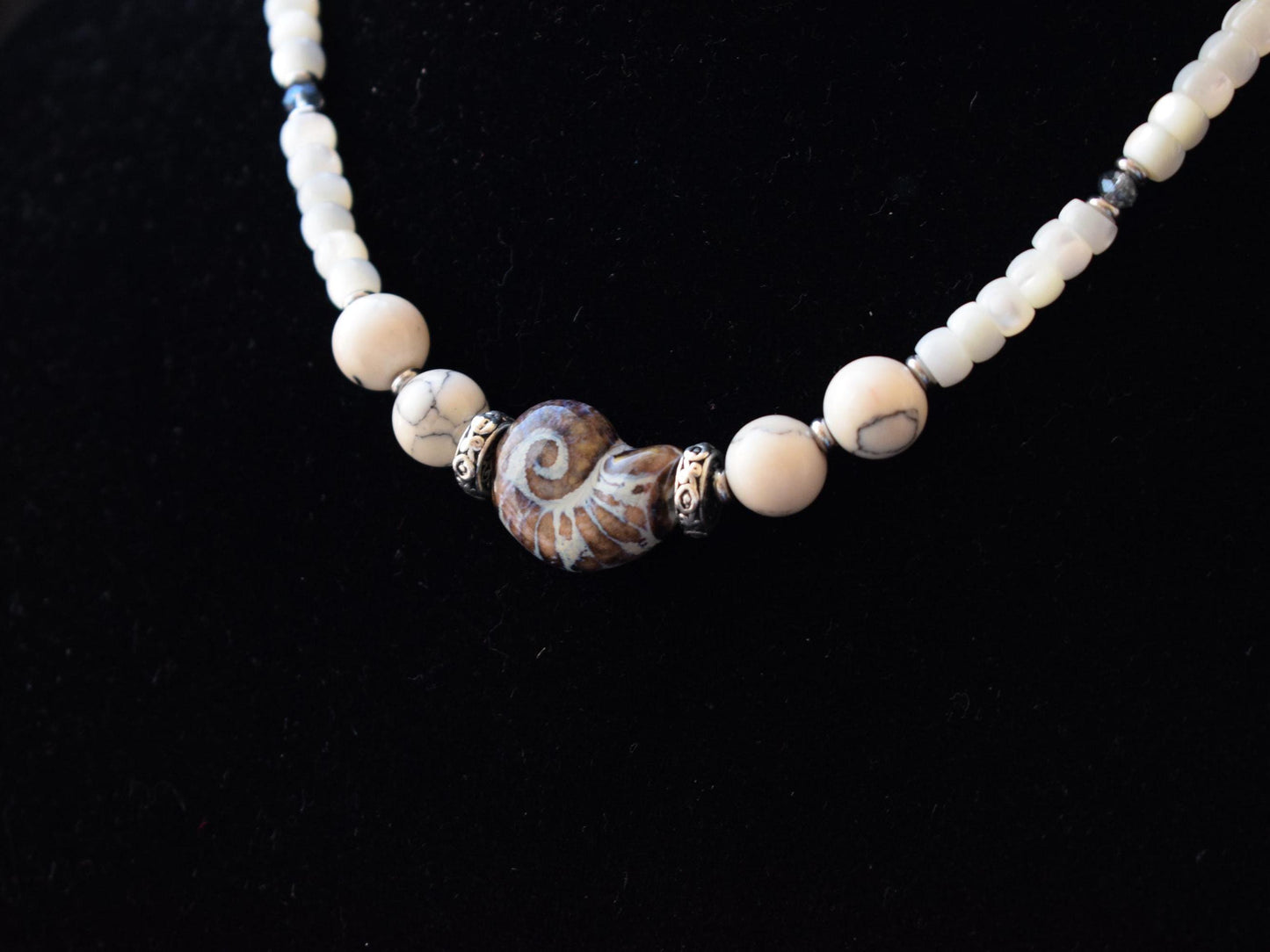 Ocean-inspired choker with natural agate and pearl details