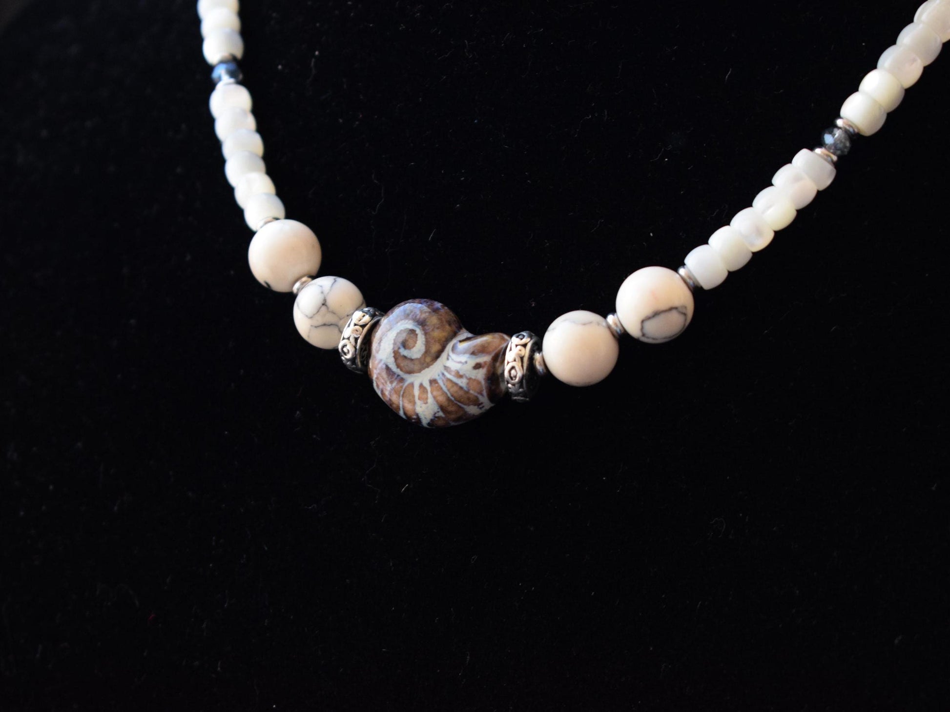 Ocean-inspired choker with natural agate and pearl details