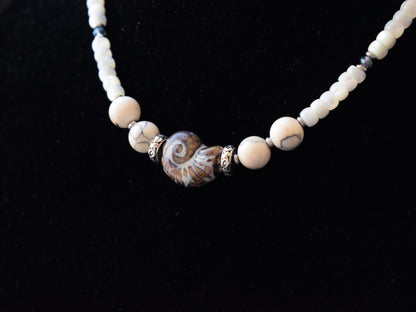 Ocean-inspired choker with natural agate and pearl details
