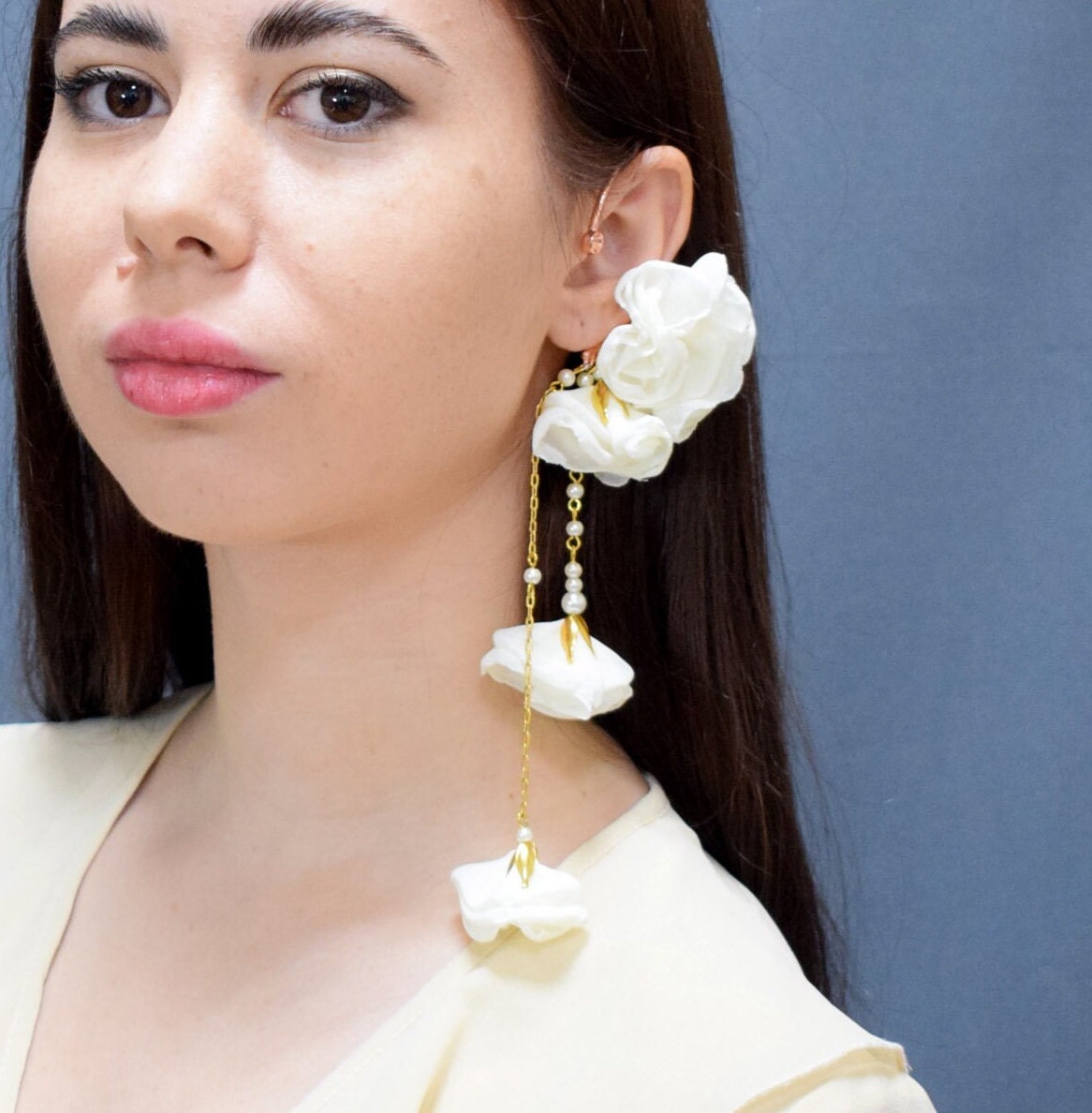 Ear cuff no piercing white silk flowers